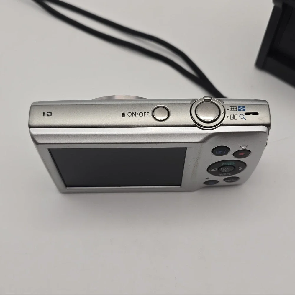 Canon PowerShot ELPH 180 20MP 8x Optical Zoom Silver Camera w Battery & Charger
